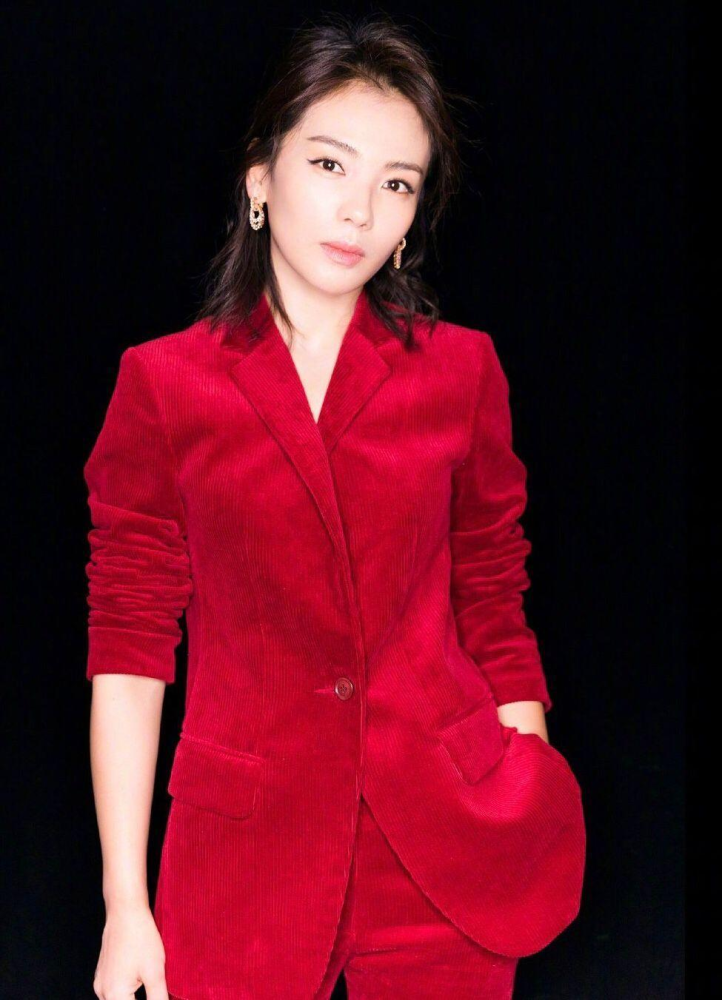 刘涛大红色针织打底衫搭配皮革半身裙，高贵优雅 明星搭配 第8张