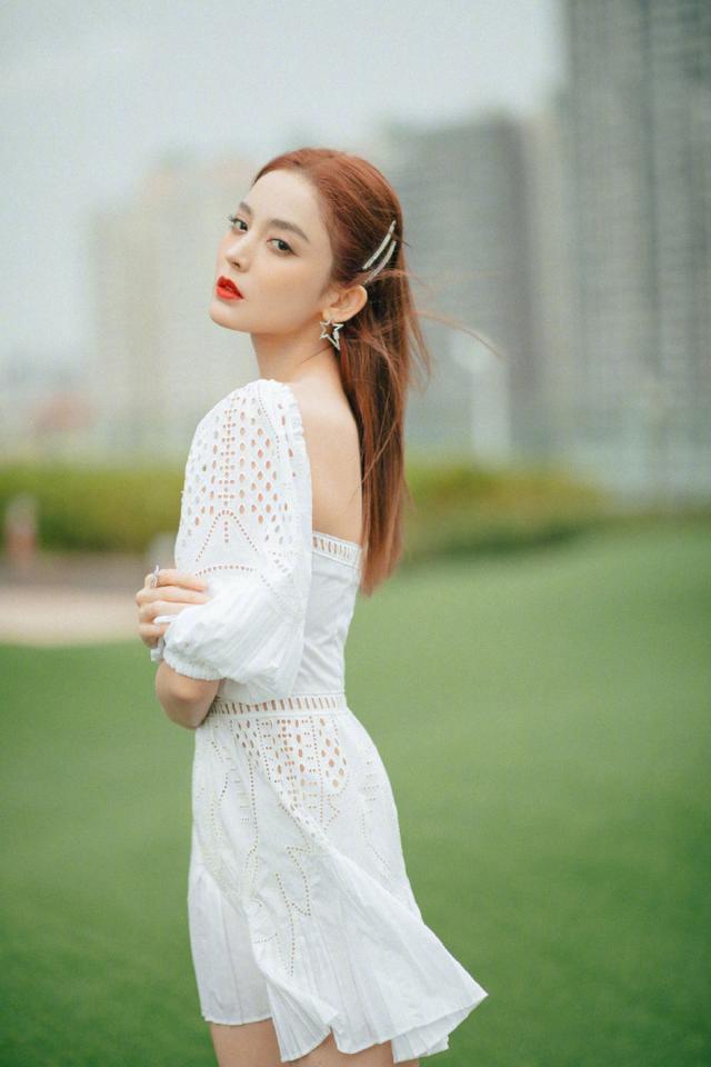 古力娜扎拿浴巾当反光板，小白裙配小白鞋效果惊艳 明星搭配 第4张