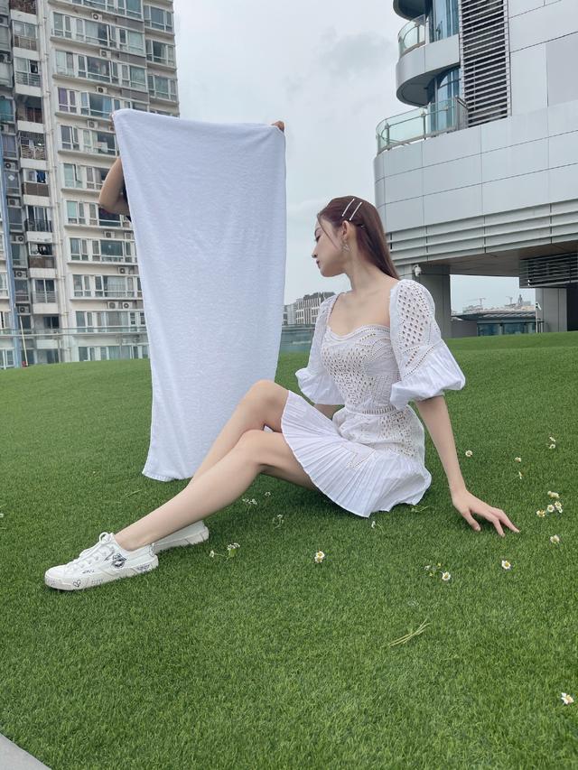 古力娜扎拿浴巾当反光板，小白裙配小白鞋效果惊艳 明星搭配 第2张