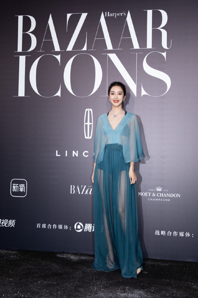 杨采钰轻薄网纱尽显身材，红毯上大杀四方 明星搭配 第1张