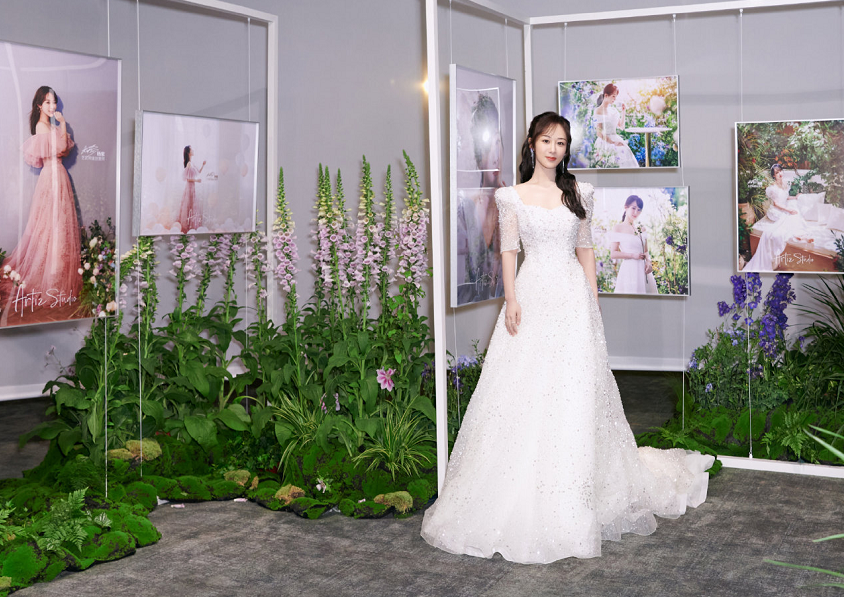 杨紫公主卷发穿白裙温婉甜美，造型眼前一亮越来越会穿衣了 健康 第3张