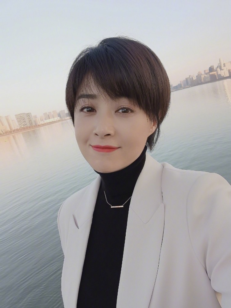 蒋欣最近爱上了短发,最新造型走上酷女孩的道路