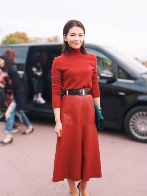 刘涛大红色针织打底衫搭配皮革半身裙，高贵优雅 明星搭配 第5张