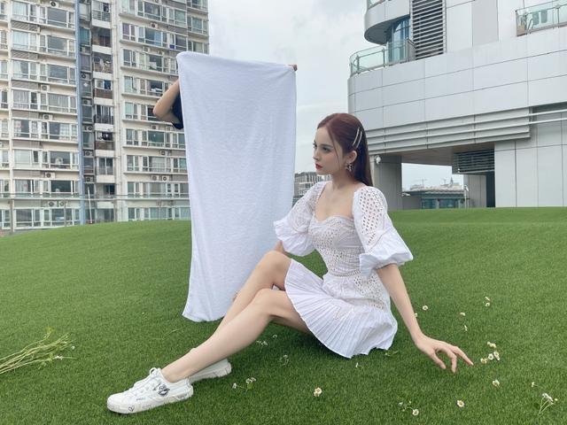古力娜扎拿浴巾当反光板，小白裙配小白鞋效果惊艳 明星搭配 第1张