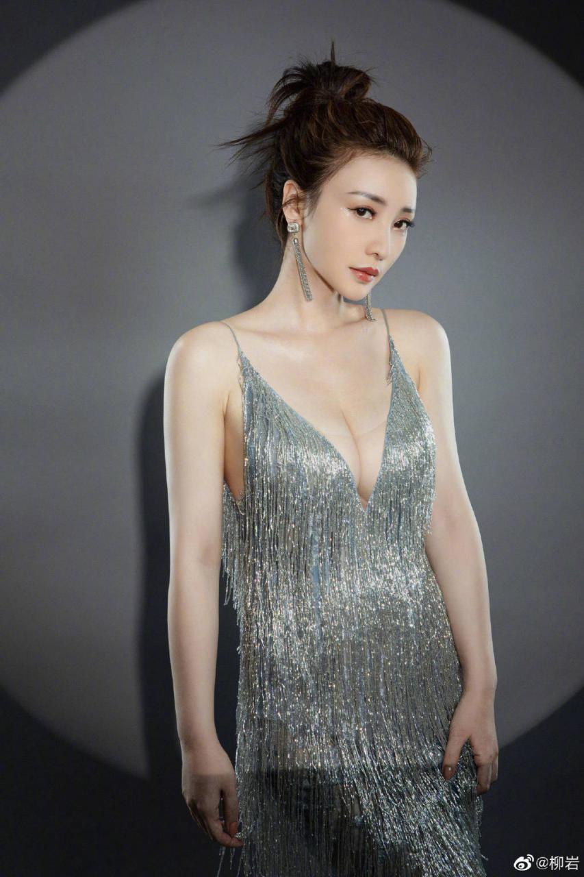柳岩拍摄时尚大片轻松演绎性感风，穿镶钻纱裙大秀好身材 时尚 第5张
