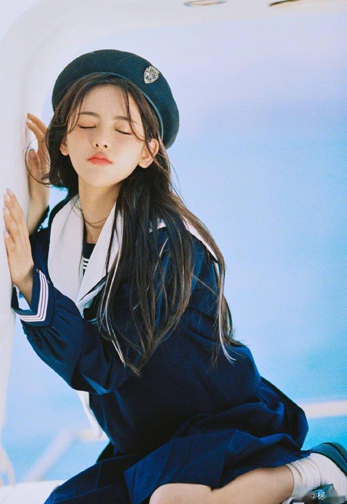 日系妹妹！杨超越晒水手服夏日写真 精致如洋娃娃 时尚 第4张