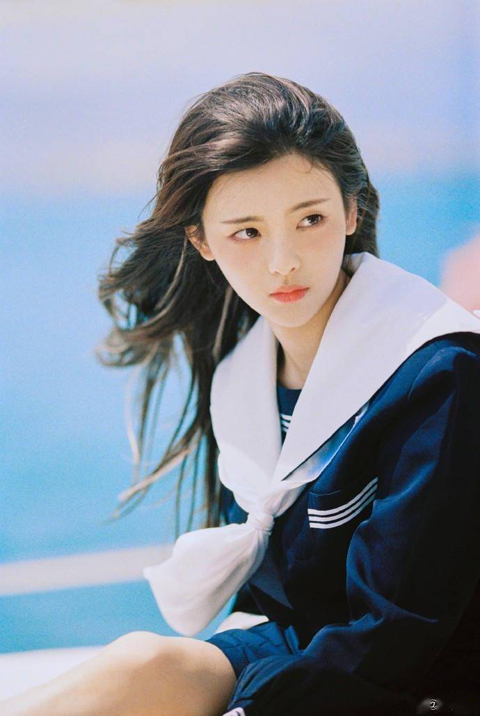 日系妹妹！杨超越晒水手服夏日写真 精致如洋娃娃 时尚 第2张