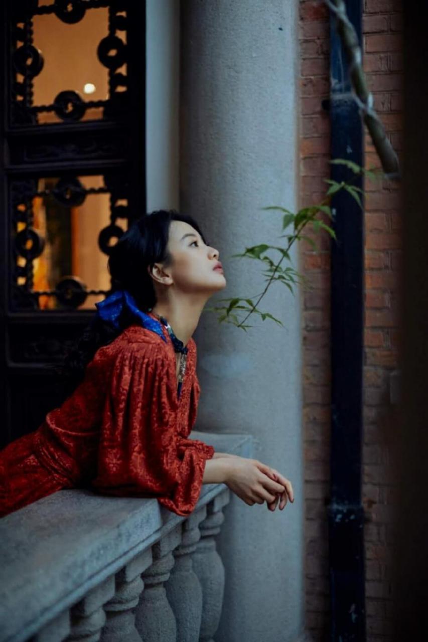 李梦穿红色长裙美艳优雅写真图片 时尚 第1张