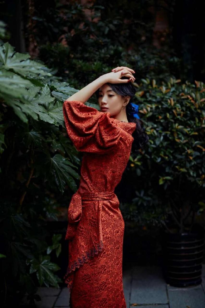 李梦穿红色长裙美艳优雅写真图片 时尚 第1张