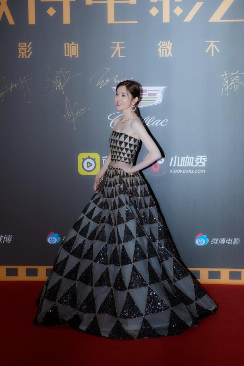 唐艺昕穿亮片抹胸长裙优雅性感写真图片 时尚 第1张