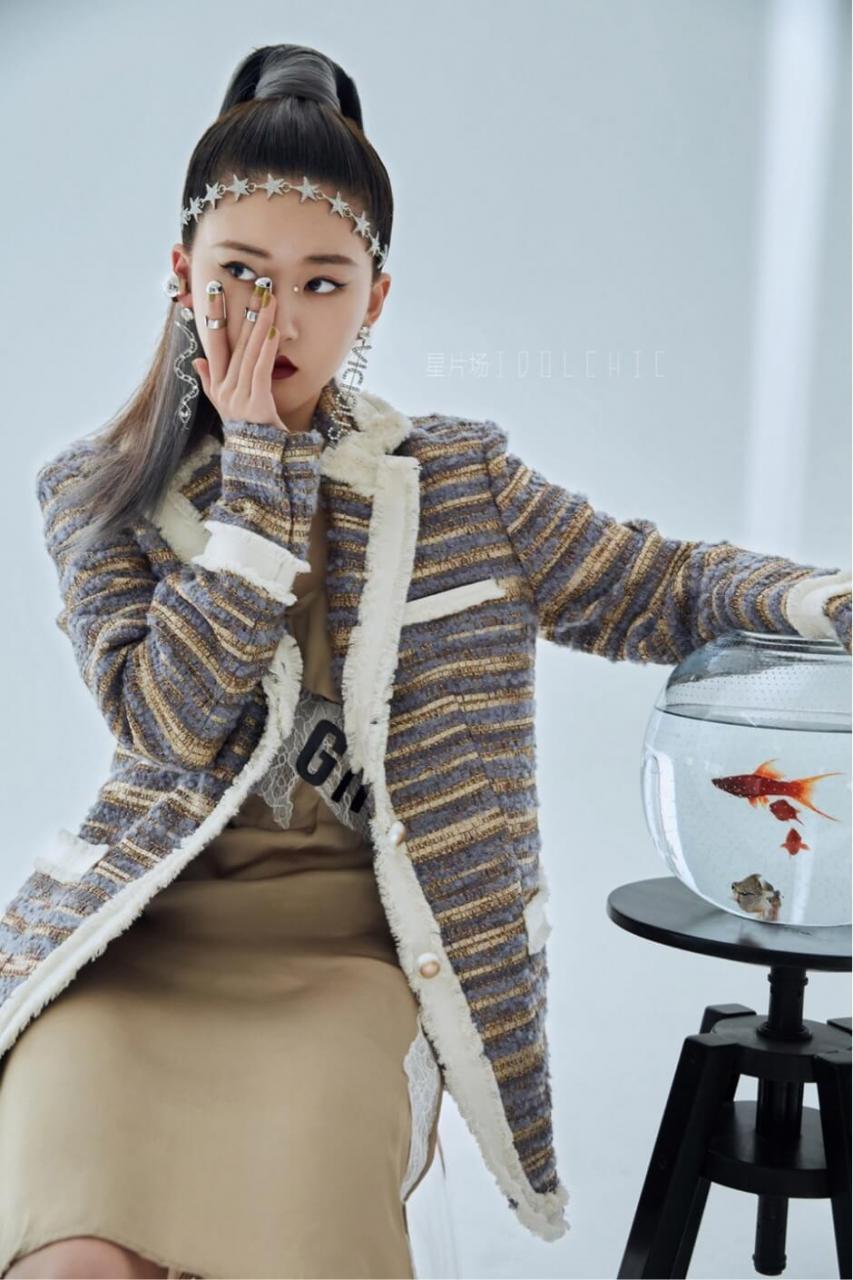 95后小花赵露思休闲随性杂志图片写真 时尚 第1张