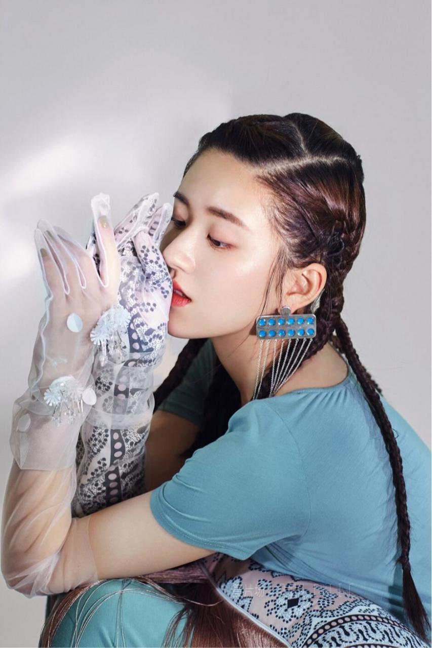 95后小花赵露思休闲随性杂志图片写真 时尚 第1张
