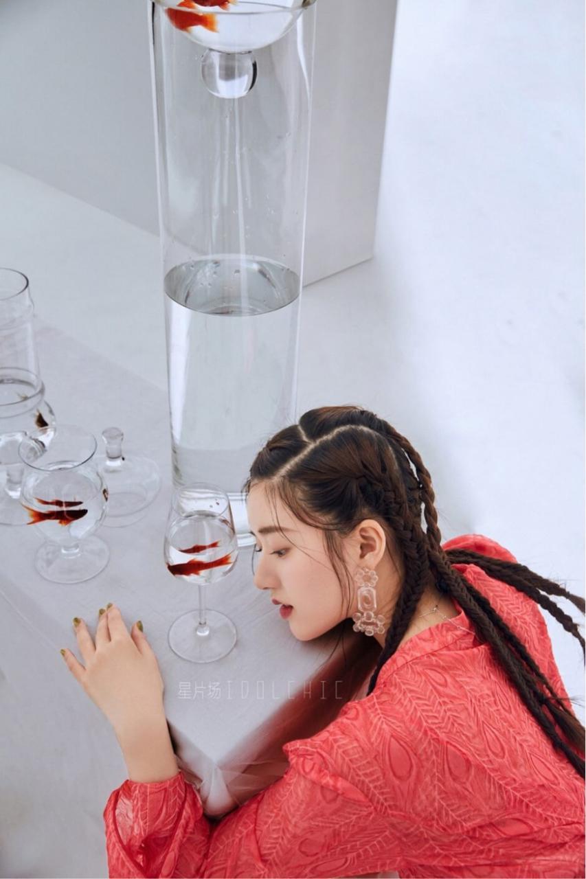 95后小花赵露思休闲随性杂志图片写真 时尚 第1张