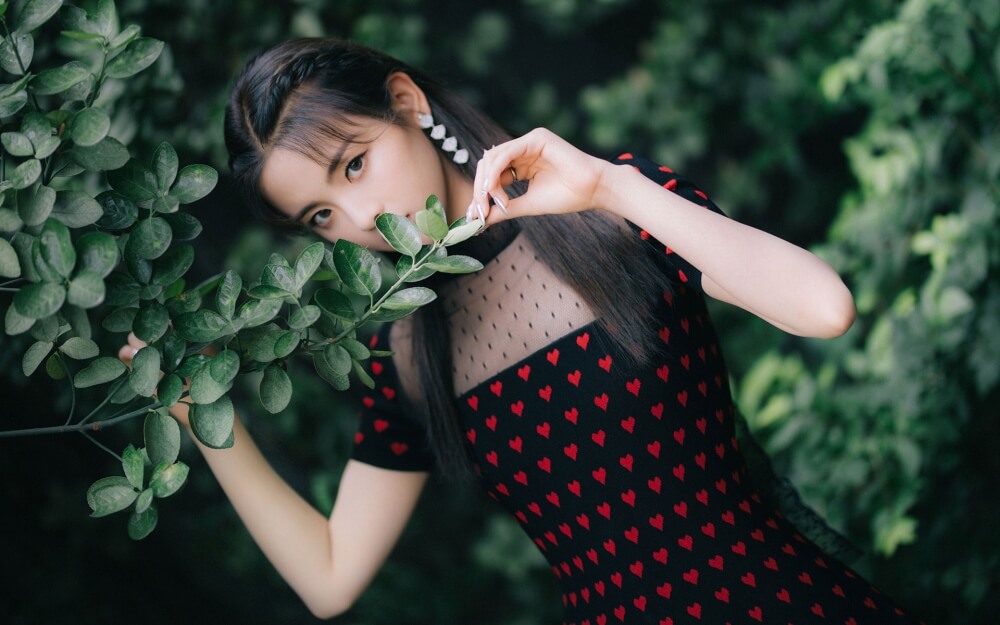 甜美女孩杨超越黑色镂空网纱爱心裙图片合集 时尚 第1张