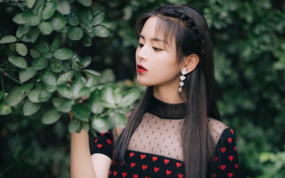甜美女孩杨超越黑色镂空网纱爱心裙图片合集 时尚 第1张
