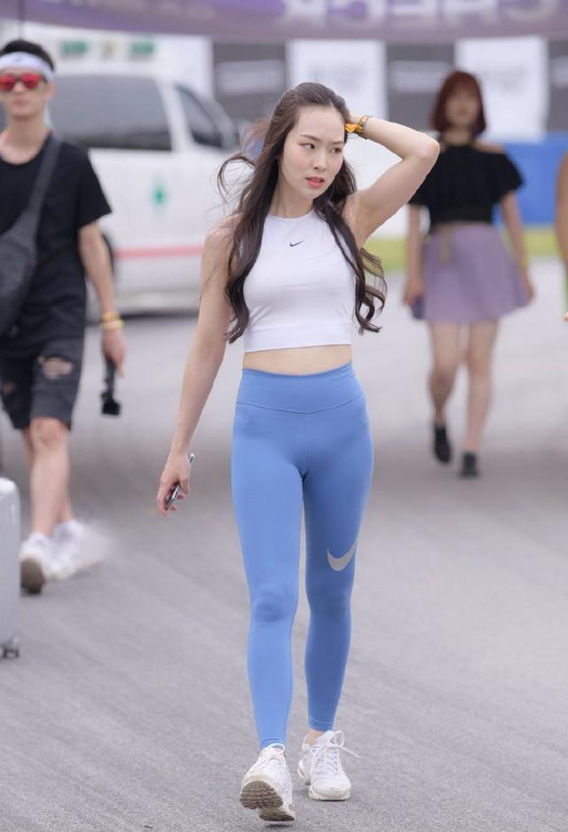 瑜伽裤怎样穿 夏天瑜伽裤这样穿美爆了 穿搭 第2张