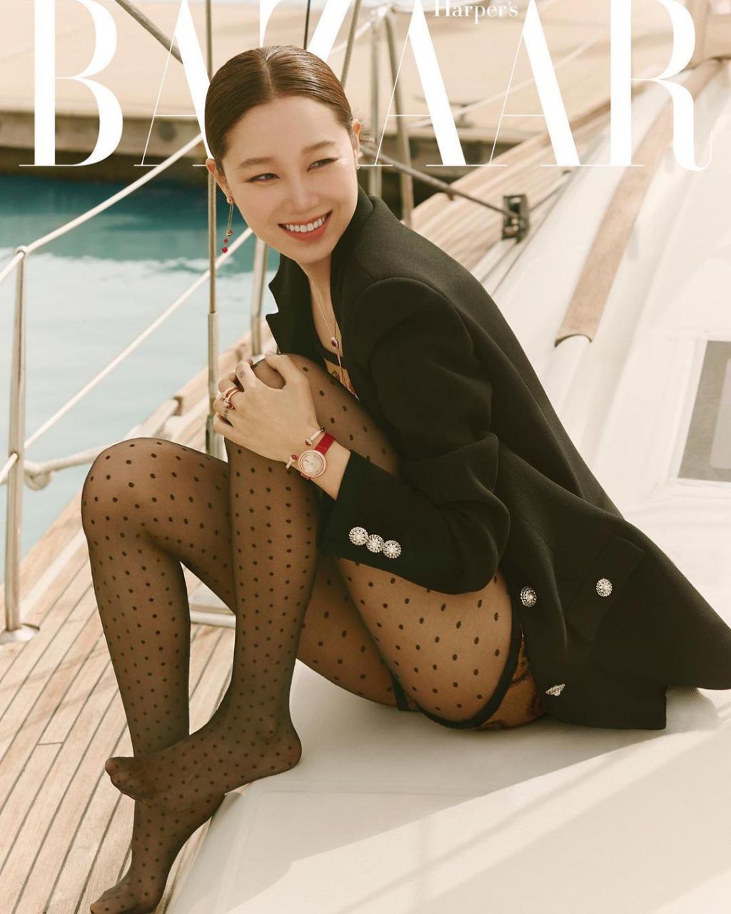 最高级的性感是露得刚刚好：孔晓振秀笔直长腿登韩版《Harper’s Bazaar》 时尚 第3张