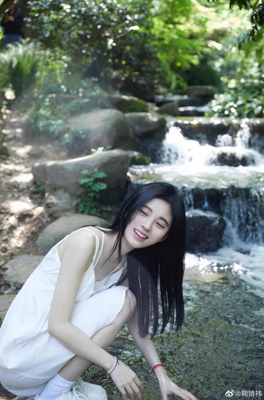 美女鞠婧祎晒夏日甜美写真！雪肤娇嫩性感明媚太迷人 时尚 第4张