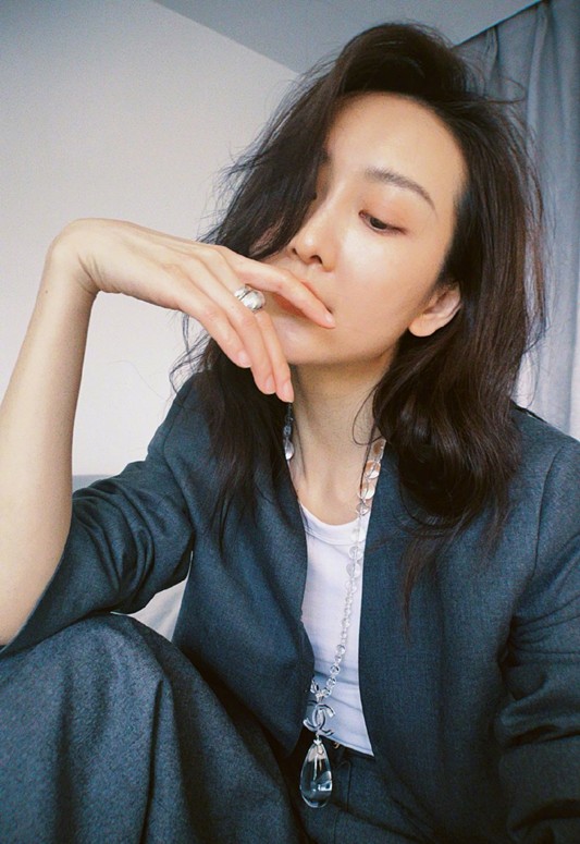 王鸥穿黑白灰冷清却高级，水晶项链太有品位 时尚 第3张
