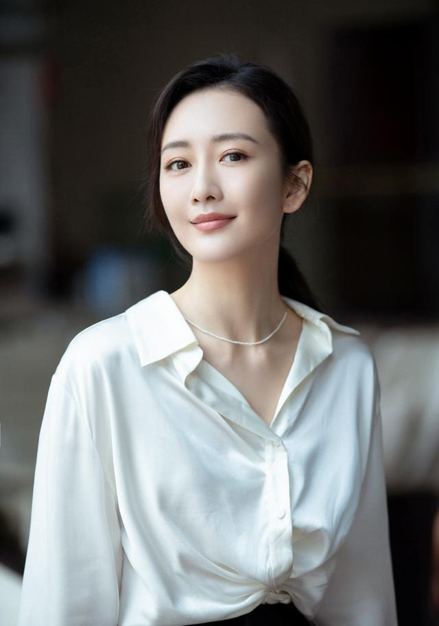 王鸥越来越美！穿真丝衬衫搭配阔腿裤气质超好 时尚 第4张