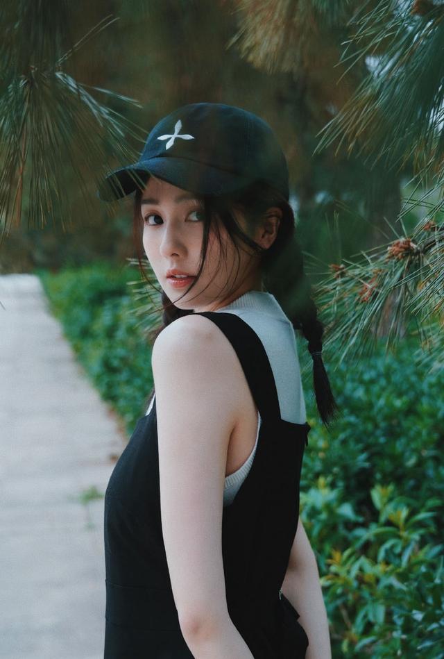 白鹿两件衣服叠穿也不忘秀蛮腰，配麻花辫太显嫩 时尚 第3张