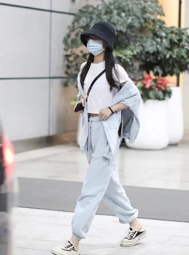 赵丽颖离婚后首晒照，穿绿色包臀裙美得不像孩子妈妈 时尚 第4张