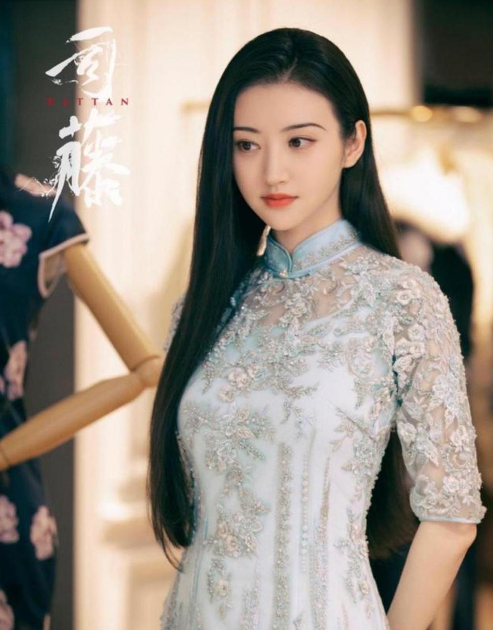 景甜穿旗袍气质婀娜多姿，骨子里透发着魅惑，身材纤细曲线玲珑 时尚 第1张