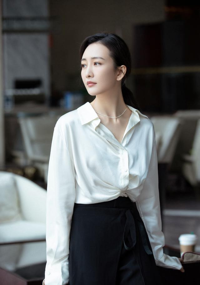 王鸥越来越美！穿真丝衬衫搭配阔腿裤气质超好 时尚 第3张