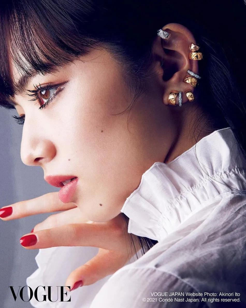 日本女星小松菜奈珠宝写真太惊艳！雪肤娇嫩性感妖媚 时尚 第6张