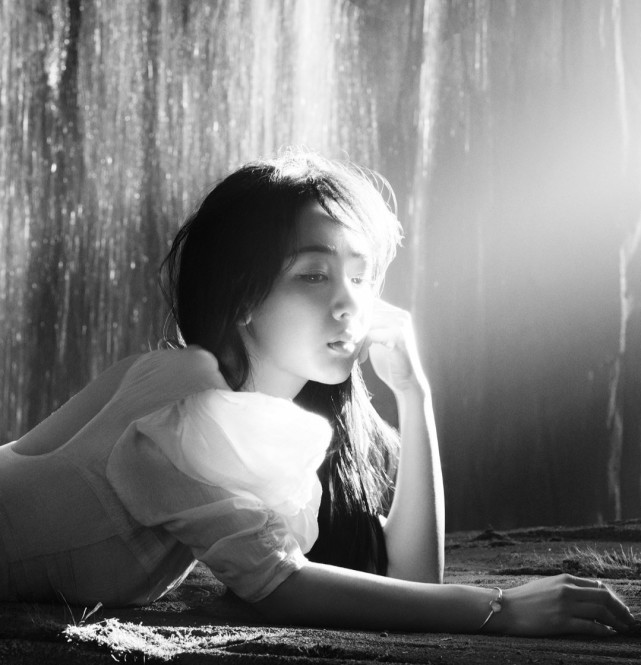 杨紫登《时尚芭莎》杂志封面，挑战妩媚成熟风秒变性感女神 时尚 第5张