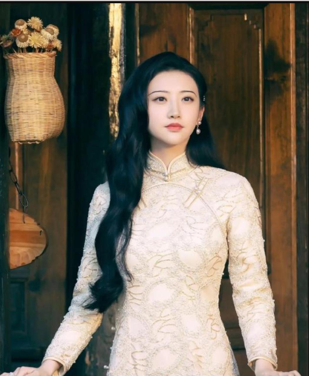 景甜穿旗袍气质婀娜多姿，骨子里透发着魅惑，身材纤细曲线玲珑 时尚 第2张