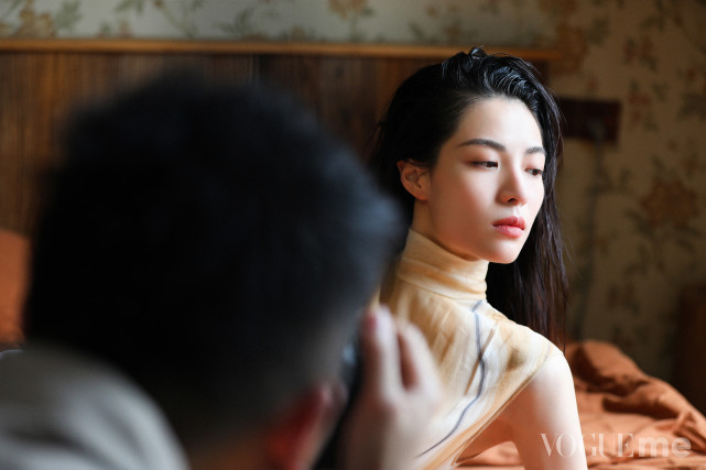 张哲瀚钟楚曦合体拍封面，男星玩侧颜杀，女星时尚感直追2位花旦 时尚 第2张