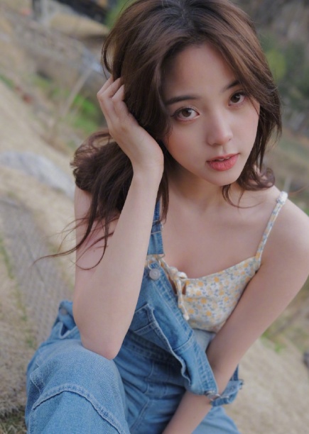 欧阳娜娜小碎花吊带夏日感十足，总被黑上热搜，无所谓不在乎 时尚 第3张