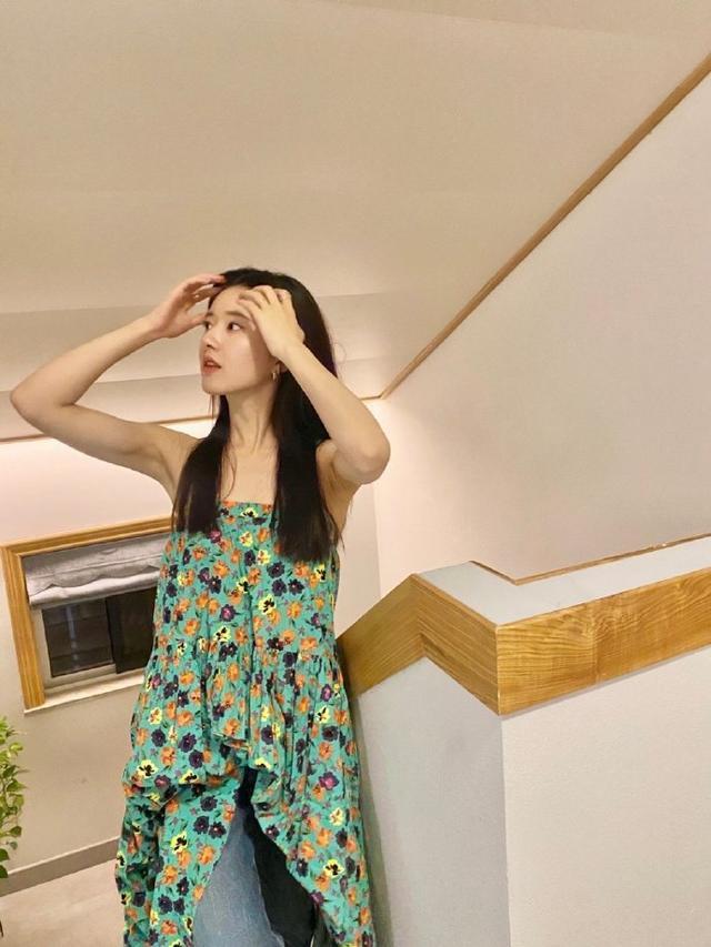 赵露思作为新生代女艺人，私底下的穿衣品味别具风格 时尚 第6张