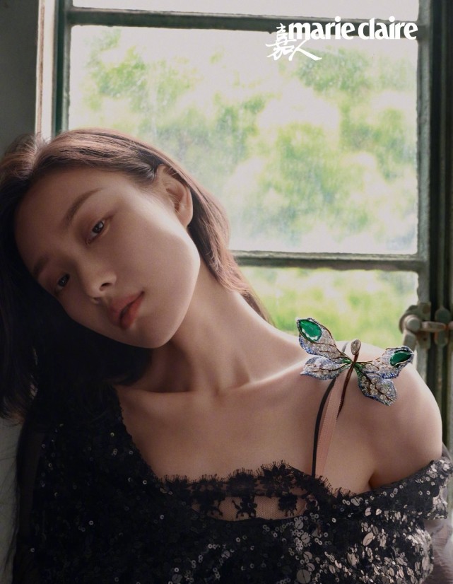 张哲瀚钟楚曦合体拍封面，男星玩侧颜杀，女星时尚感直追2位花旦 时尚 第12张