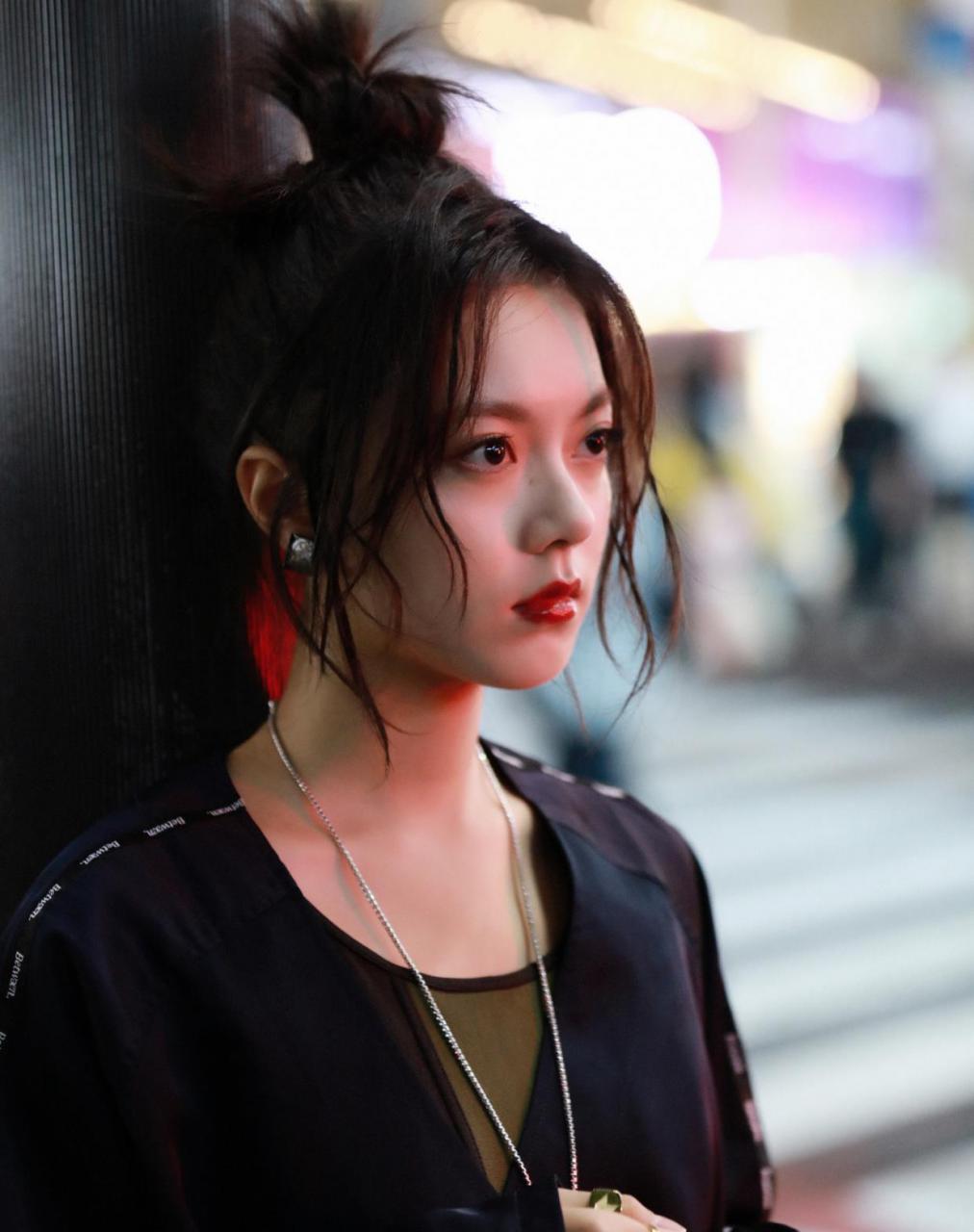 17岁赵今麦暗黑穿搭凹出了高级感，难怪会被吴亦凡认可 时尚 第2张