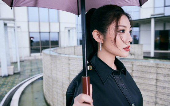 徐冬冬皮衣牛仔搭配高马尾走清纯风，轻松演绎高冷性感范儿！ 时尚 第6张