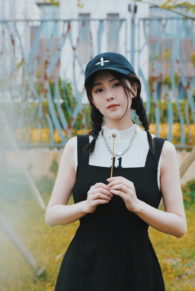 白鹿两件衣服叠穿也不忘秀蛮腰，配麻花辫太显嫩 时尚 第2张