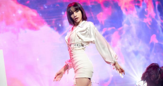 Lisa身材登热搜榜一位！获选为ANDAM评委力证在时尚界的影响力 时尚 第4张