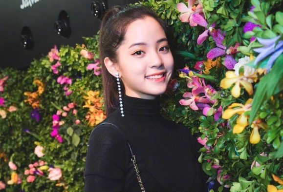 欧阳娜娜小碎花吊带夏日感十足，总被黑上热搜，无所谓不在乎 时尚 第5张