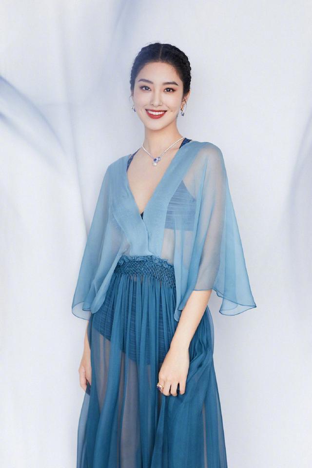 杨采钰穿薄纱裙走红毯，比秀场模特还要美 时尚 第5张