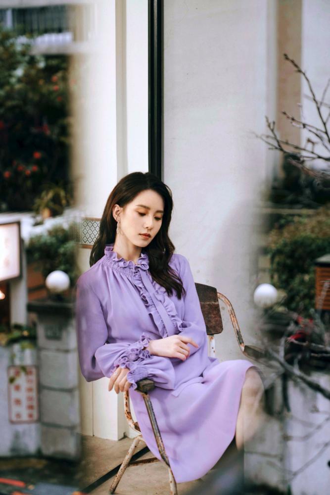 刘诗诗走魅惑风？波点紧身连衣裙成熟复古，网纹面纱瞬间出圈 时尚 第6张