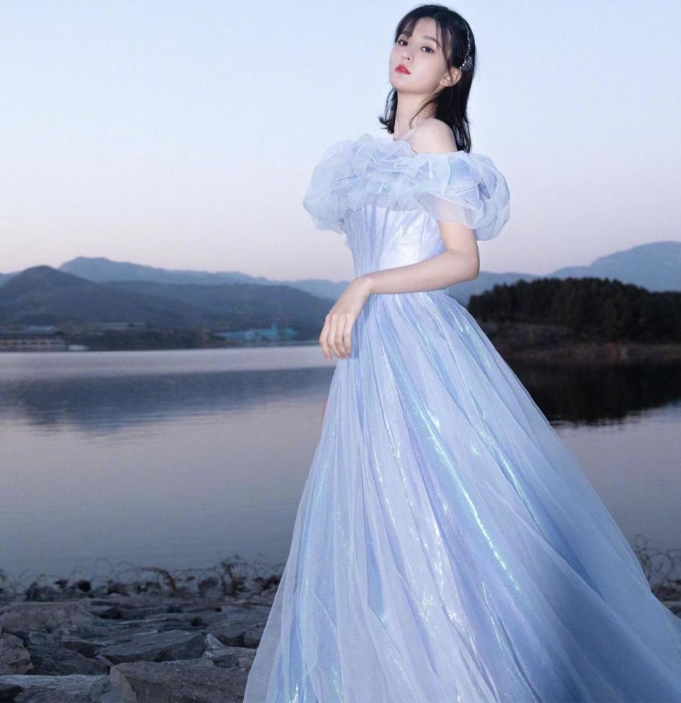 乔欣穿斑马纹V领露背上衣搭配黑色九分裤，高级洋气 时尚 第17张