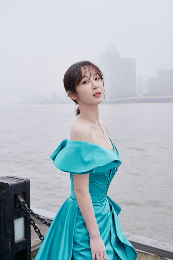 杨紫最新造型蓝绿抹胸礼服显优美肩颈线，宛如精灵 时尚 第1张