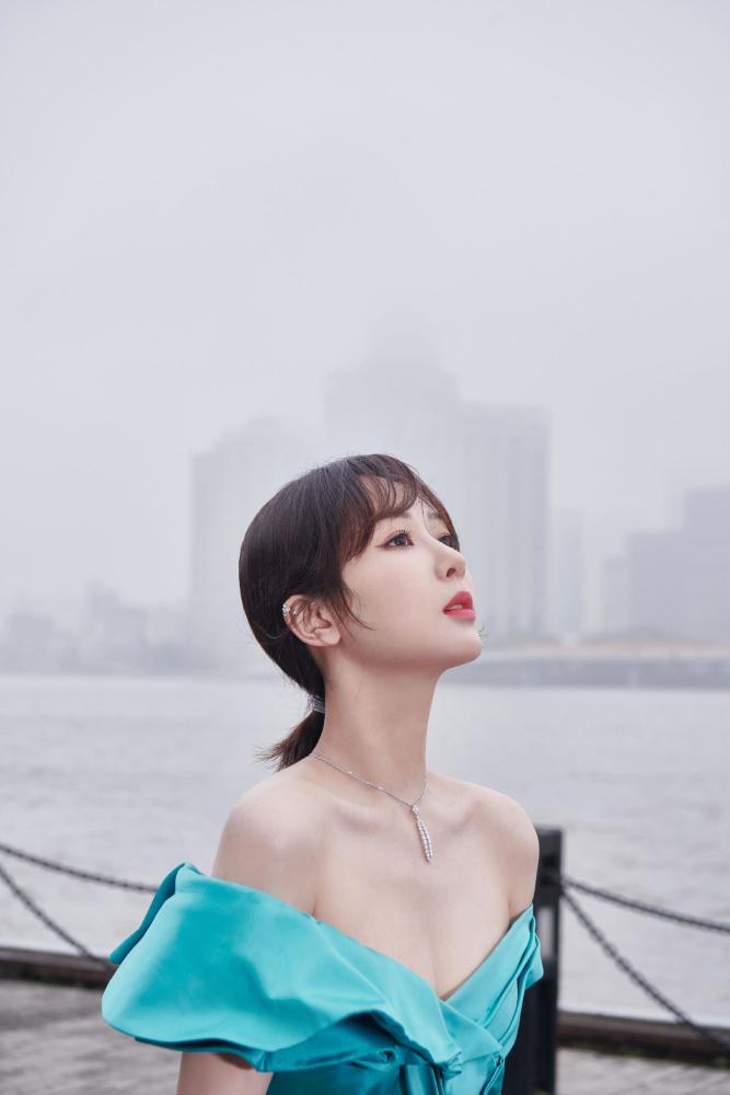 杨紫最新造型蓝绿抹胸礼服显优美肩颈线，宛如精灵 时尚 第2张
