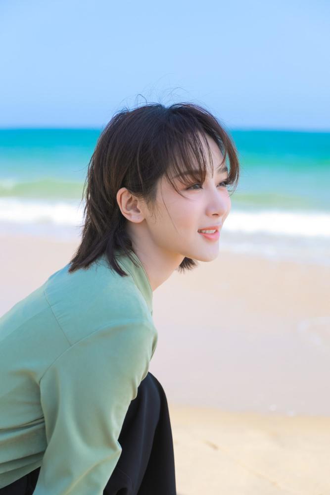 杨紫最新造型蓝绿抹胸礼服显优美肩颈线，宛如精灵 时尚 第7张