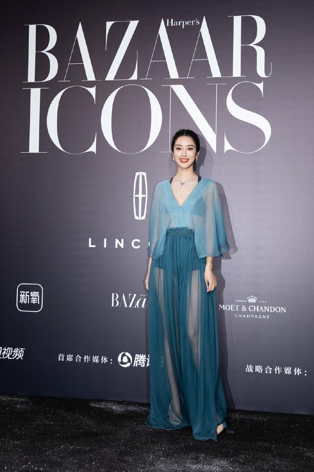 杨采钰穿薄纱裙走红毯，比秀场模特还要美 时尚 第1张