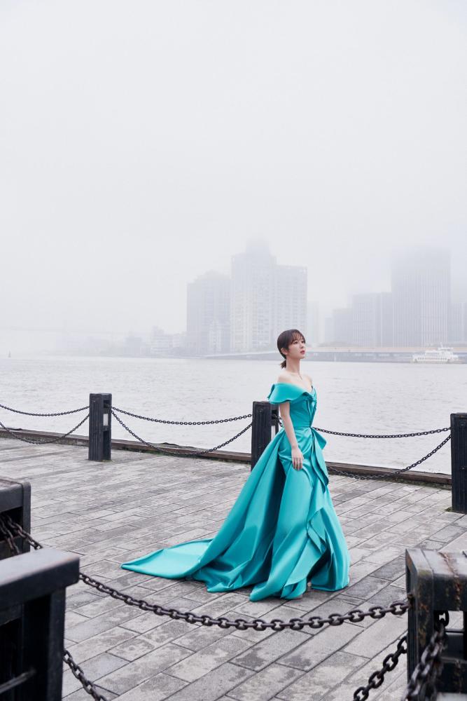 杨紫最新造型蓝绿抹胸礼服显优美肩颈线，宛如精灵 时尚 第3张