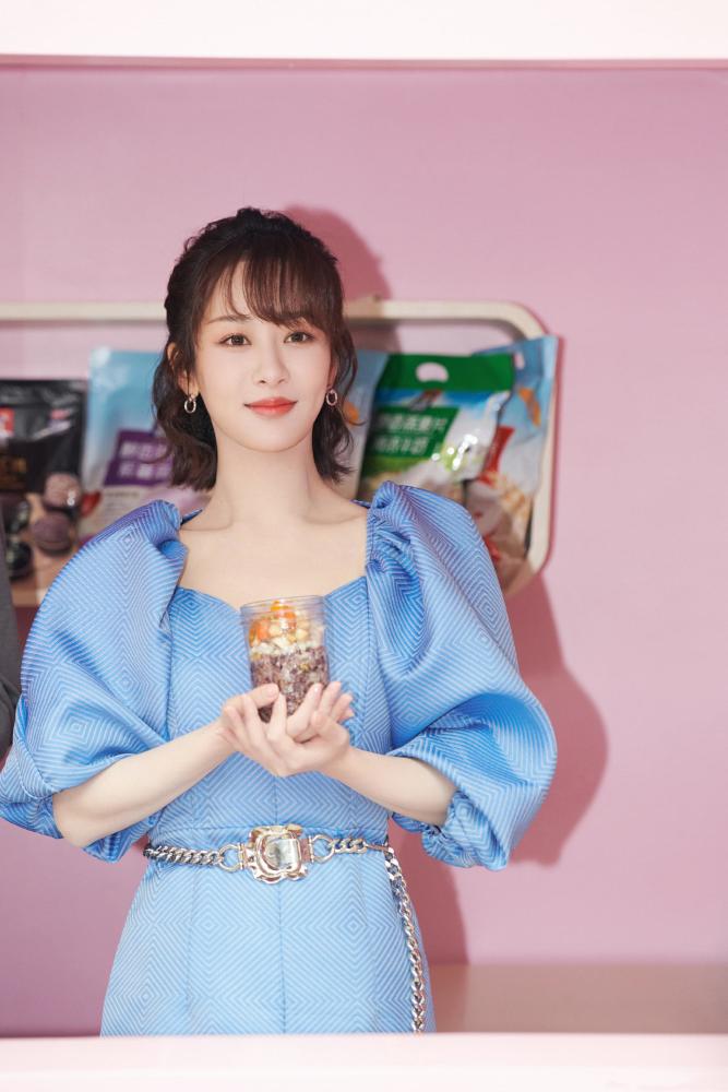 杨紫最新造型蓝绿抹胸礼服显优美肩颈线，宛如精灵 时尚 第5张