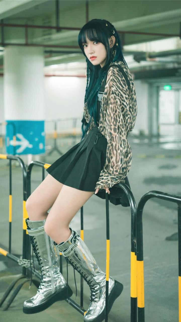 程潇小姐姐穿豹纹超短裙长腿辣妹街拍图片 街拍 第1张